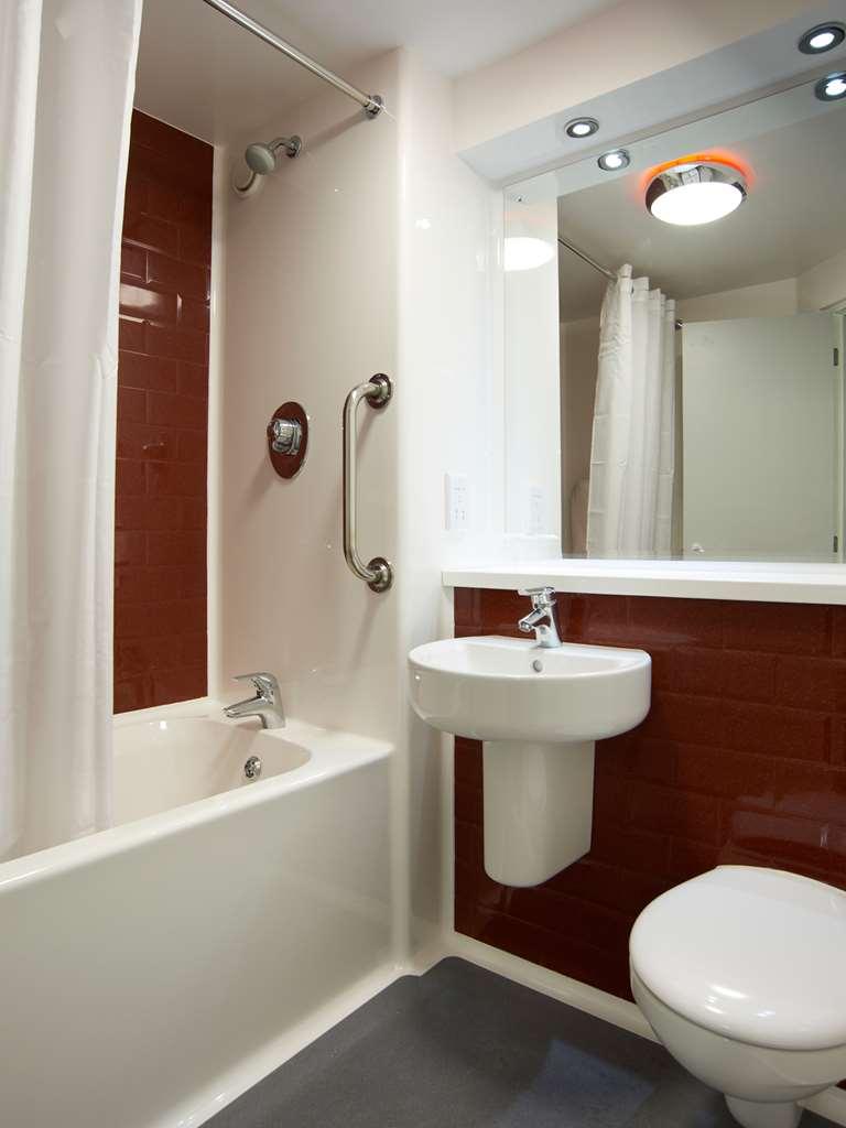 Travelodge Bromborough Порт Сънлайт Стая снимка